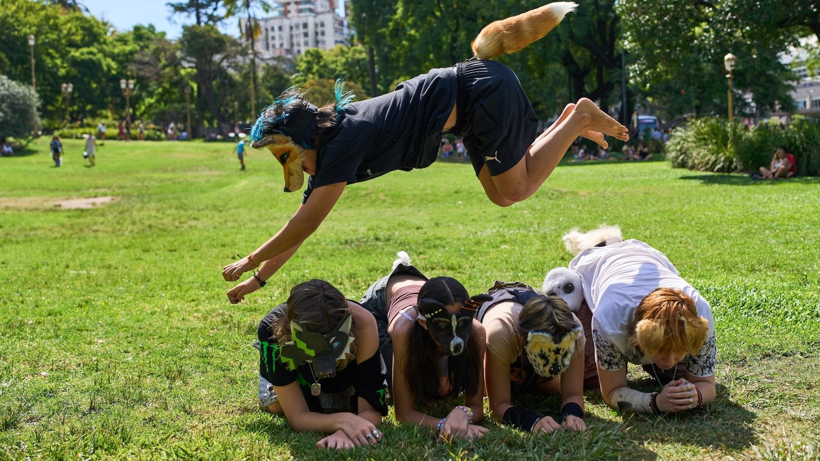 अर्जेंटिनातील व्हायरल घटना जिथे तरुण पुरुष आणि महिला स्वतःला प्राणी म्हणून ओळखत आहेत