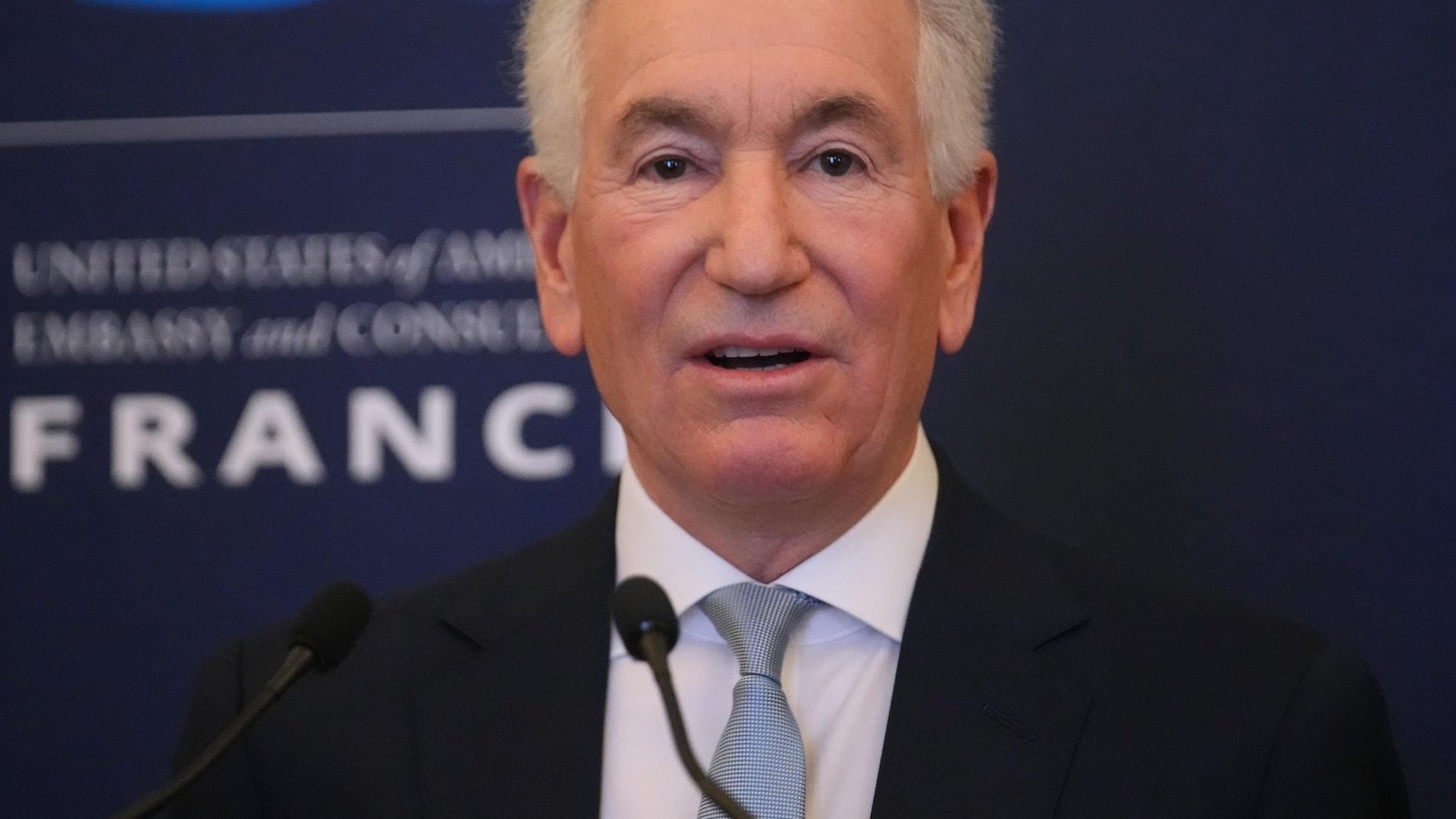 मंत्री यापुढे त्याला भेटणार नाहीत, असे म्हणत फ्रान्स अमेरिकेच्या राजदूताच्या पंक्तीत आहे