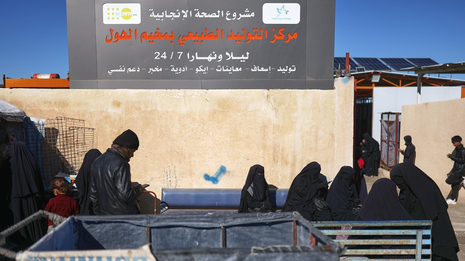 IS कुटुंबाशी कथितपणे संबंध असलेला कुख्यात सीरियन कॅम्प अंतिम काफिला निघताना रिकामा झाला