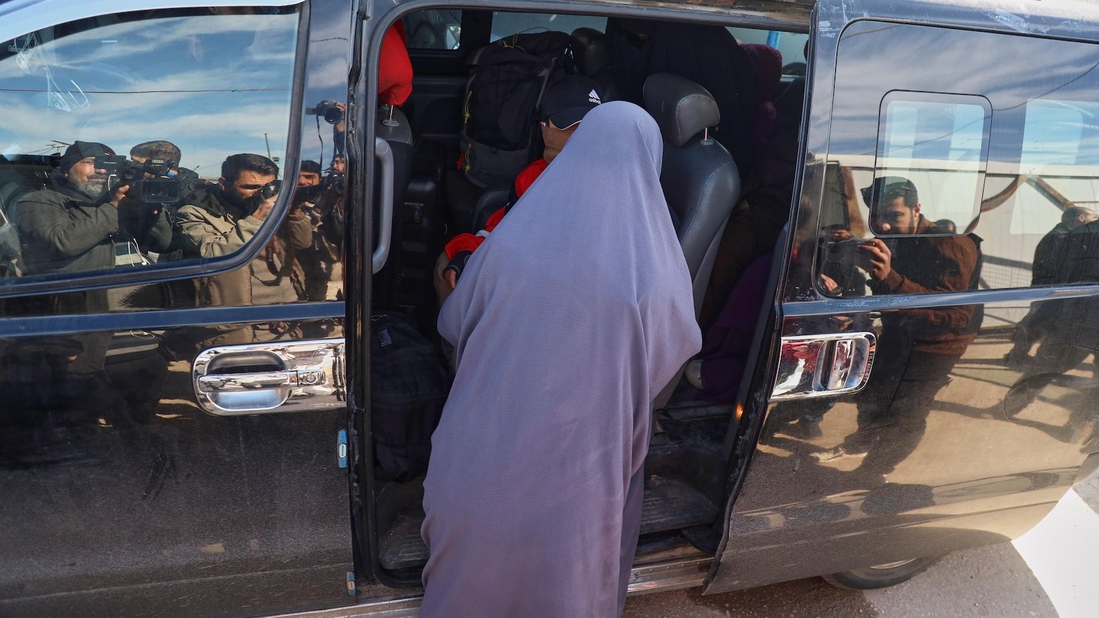 आयएसशी संबंध असल्याचा आरोप असलेल्या सीरियातून परतणाऱ्या नागरिकांवर ऑस्ट्रेलियाने बंदी घातली आहे