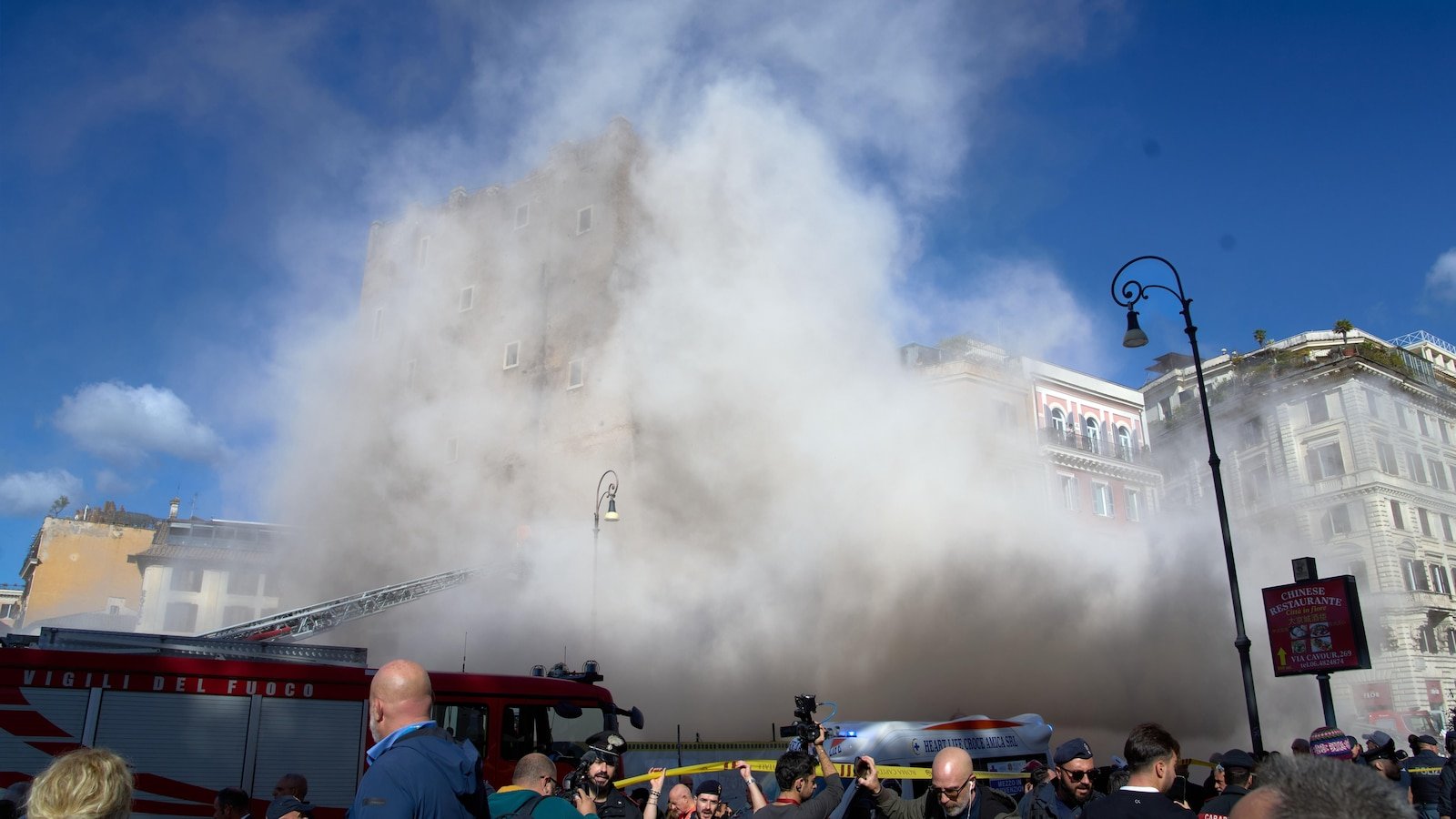 रोममधील मध्ययुगीन टॉवर अर्धवट कोसळला आहे, एक कामगार जखमी झाला आहे