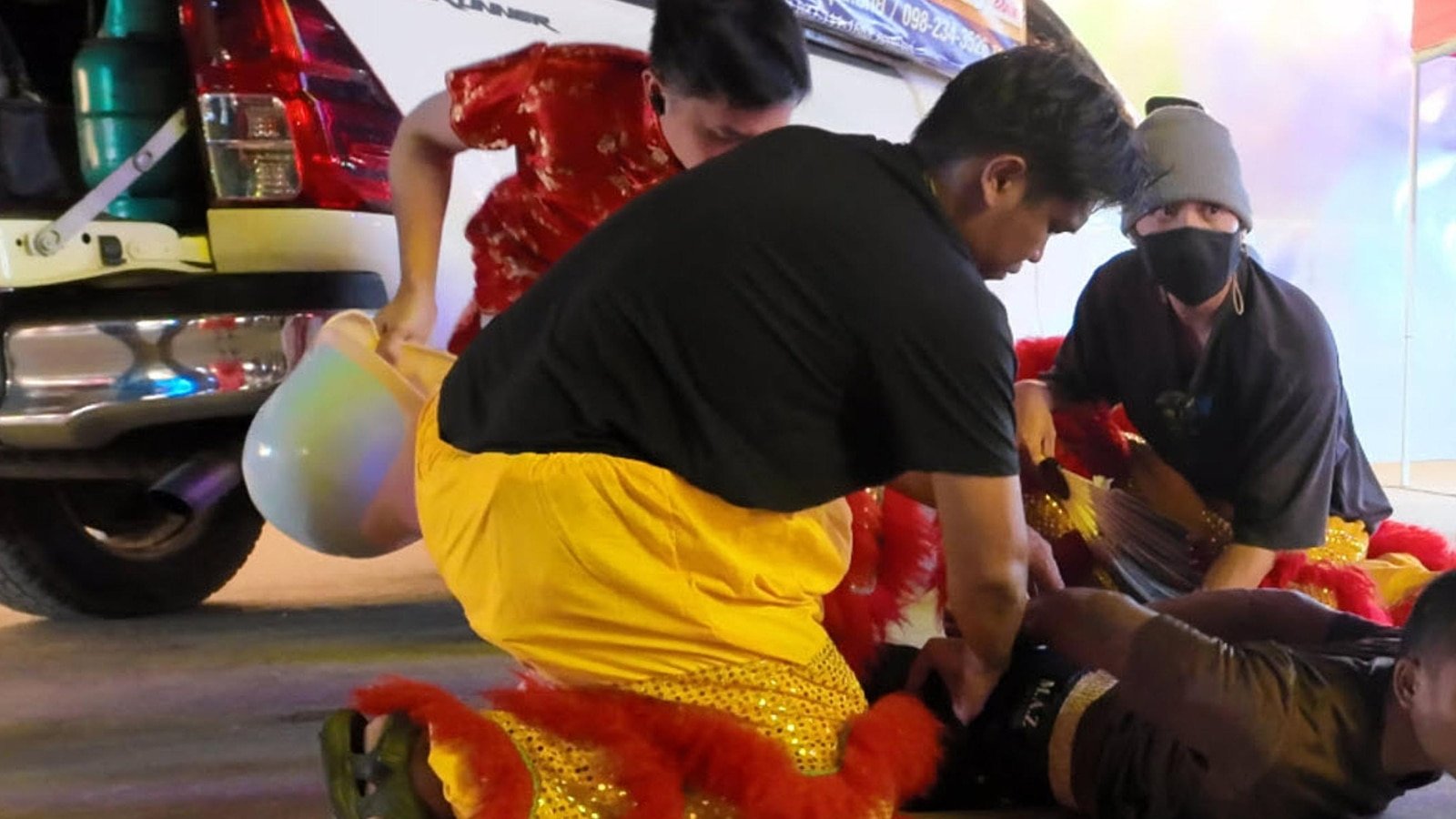 सीरियल चोर पकडण्यासाठी थाई पोलीस सिंह नर्तक म्हणून गुप्तपणे जातात