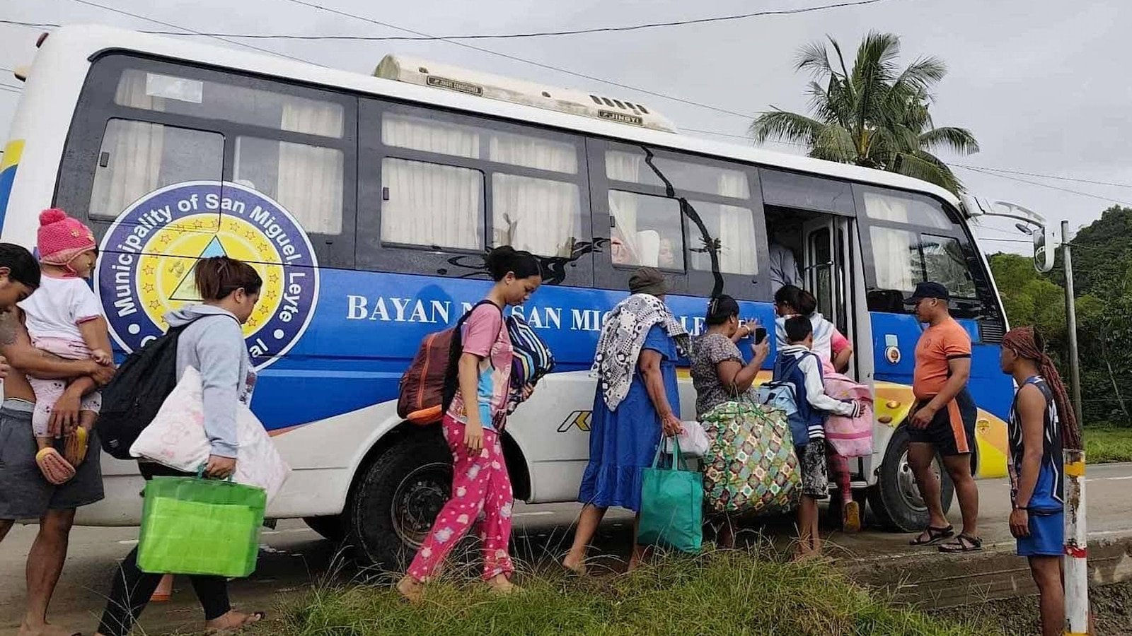पूर्व फिलीपिन्समध्ये चक्रीवादळाचा तडाखा बसल्याने लाखो लोकांचे स्थलांतर