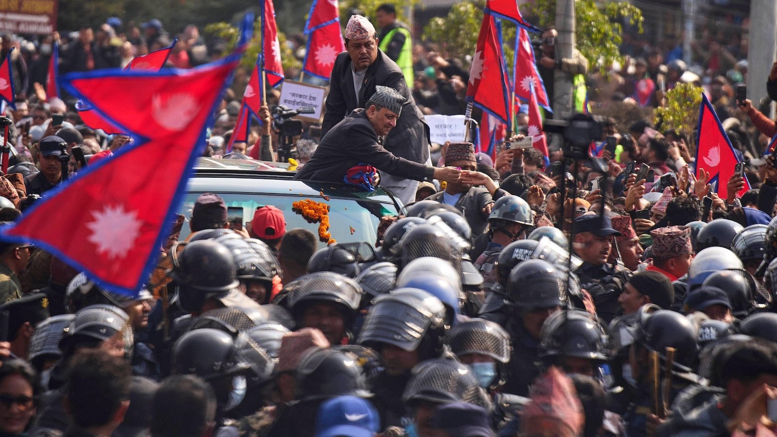 नेपाळच्या माजी राजाच्या समर्थनार्थ हजारो लोकांनी रॅली काढली आणि राजेशाही परत करण्याची हाक दिली