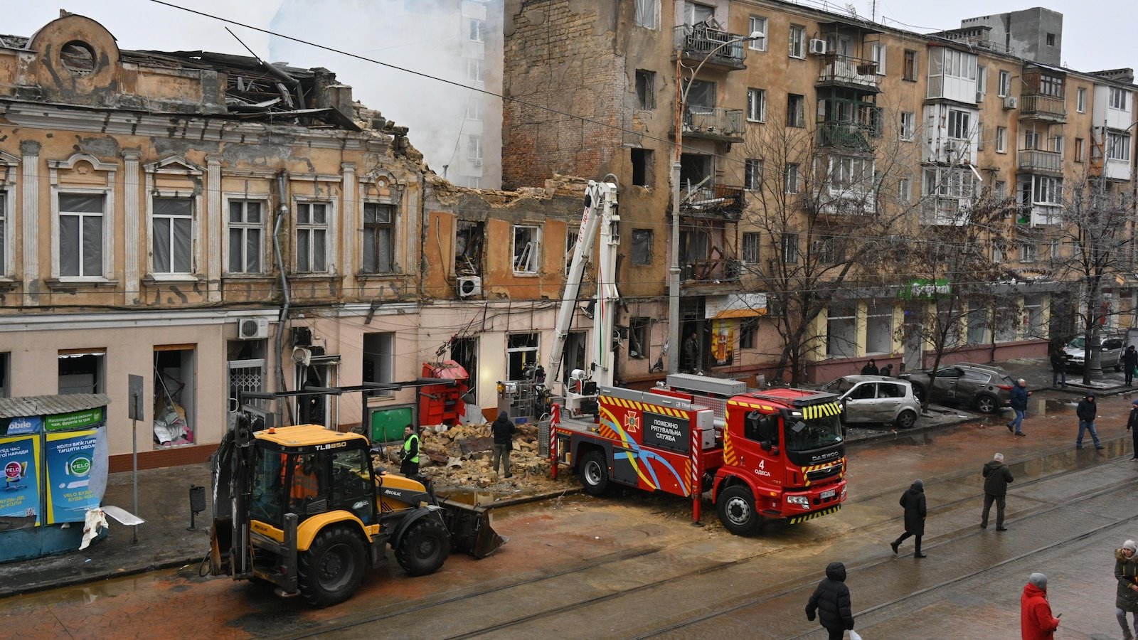 युक्रेनमध्ये रशियन ड्रोनने 1 ठार, मुले जखमी झाल्यामुळे झेलेन्स्कीने वेगवान मुत्सद्देगिरीची मागणी केली