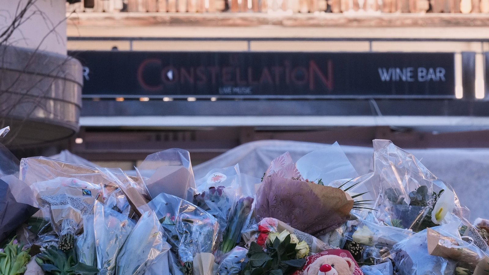 एका स्विस न्यायालयाने प्राणघातक नवीन वर्षाच्या आगीच्या चौकशीत बार मालकाची जामिनावर सुटका करण्याचे आदेश दिले आहेत.