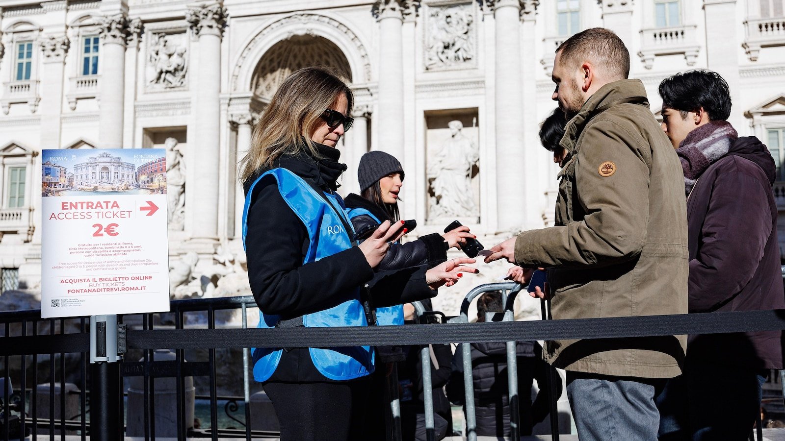 ट्रेवी फाउंटन फी लागू होते कारण रोमला पर्यटकांच्या प्रवाहाचे व्यवस्थापन करायचे आहे