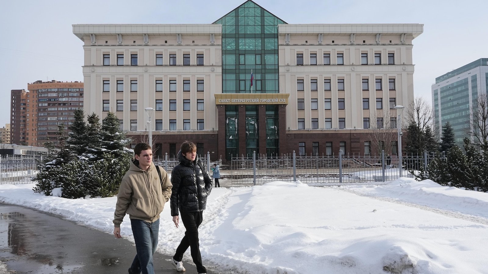 त्रासलेल्या समुदायाला एक नवीन धक्का म्हणून रशियाने एका प्रमुख LGBTQ+ अधिकार गटावर अतिरेकी म्हणून बंदी घातली आहे