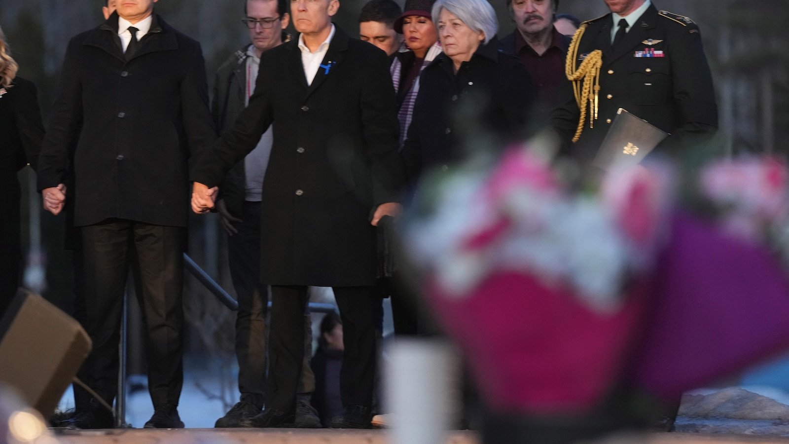 पंतप्रधान कार्नी आणि कॅनडाचे मुख्य विरोधी नेते शाळेच्या शूटिंगच्या वेळी हात धरतात