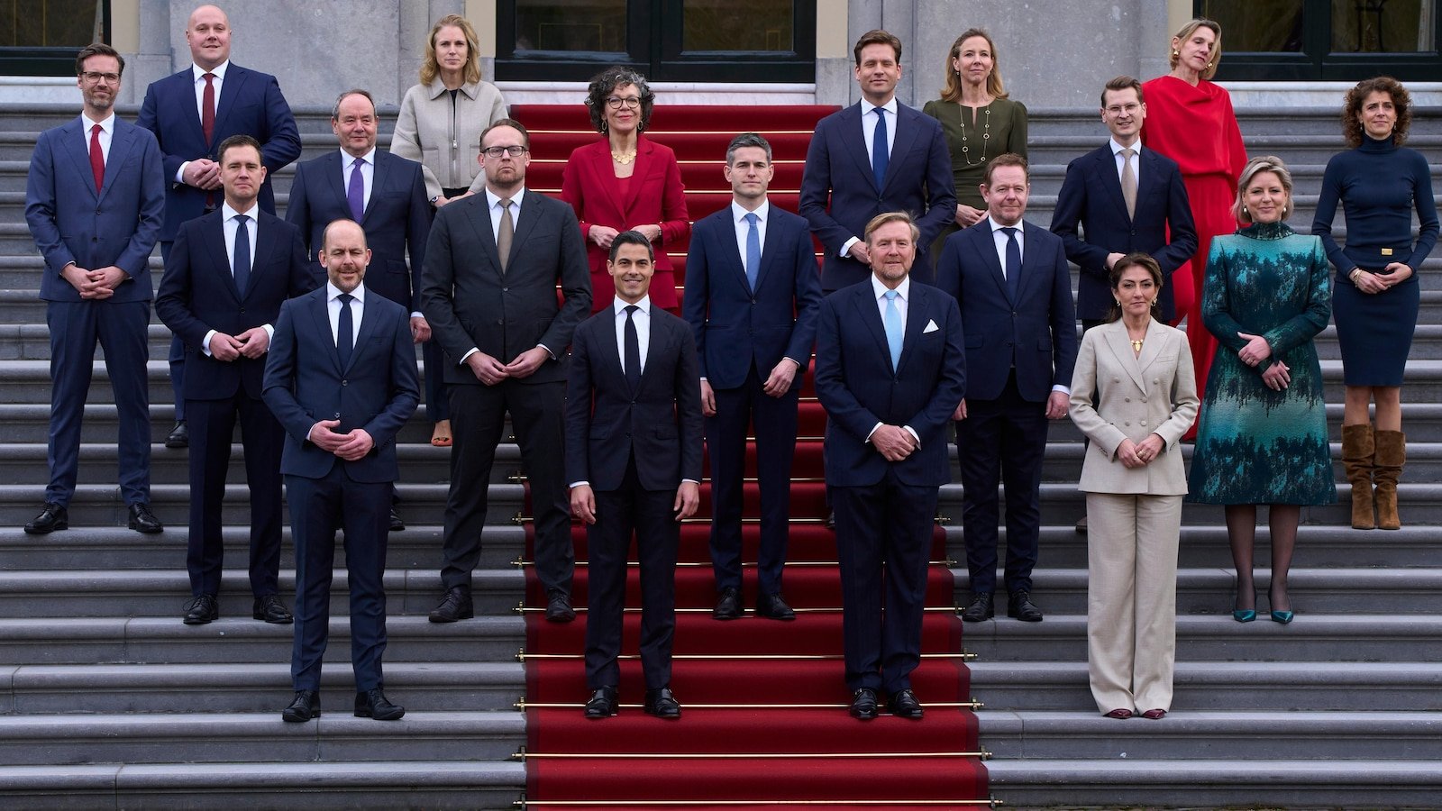 जेटेन यांनी अल्पसंख्याक युतीचे नेतृत्व करण्याची शपथ घेतल्याने डच राजकारणात एक नवीन पर्व सुरू झाले.