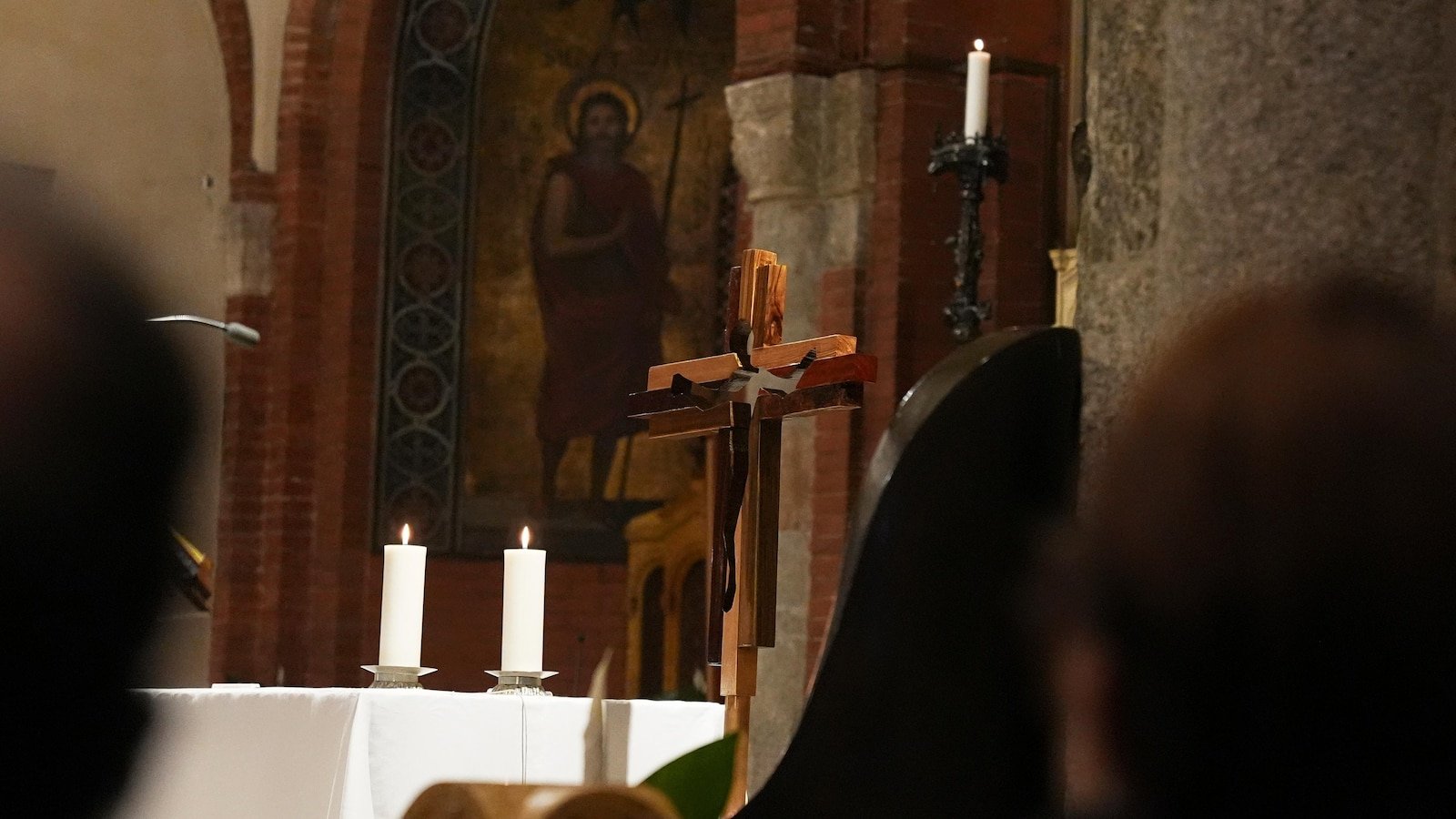 मिलान या ऑलिम्पिक यजमान शहरामध्ये कॅथोलिक क्रॉस हे एकतेचे प्रतीक आहे