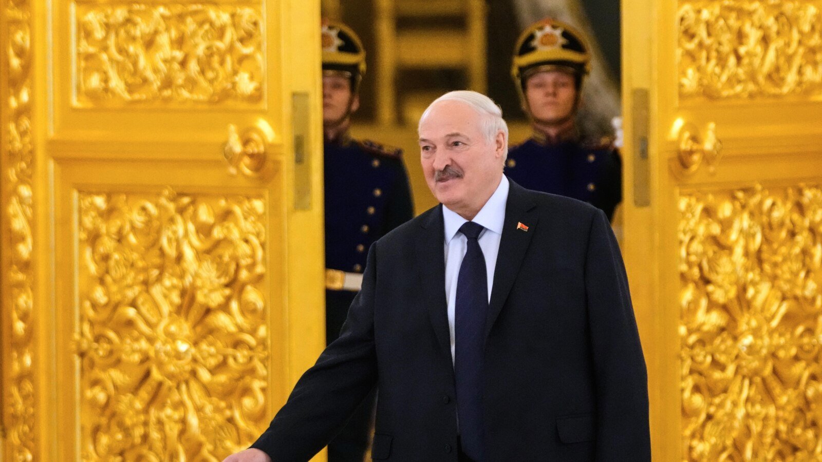 बेलारूसच्या नेत्याने अमेरिकेशी संबंध सुधारण्याच्या प्रयत्नात 18 कैद्यांना माफ केले