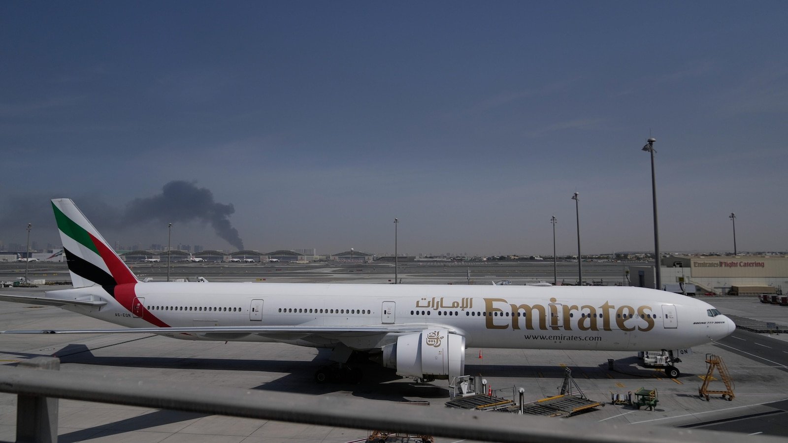 दुबईमध्ये अडकलेले काही प्रवासी खाजगी चार्टर फ्लाइटसाठी पैसे मोजत आहेत