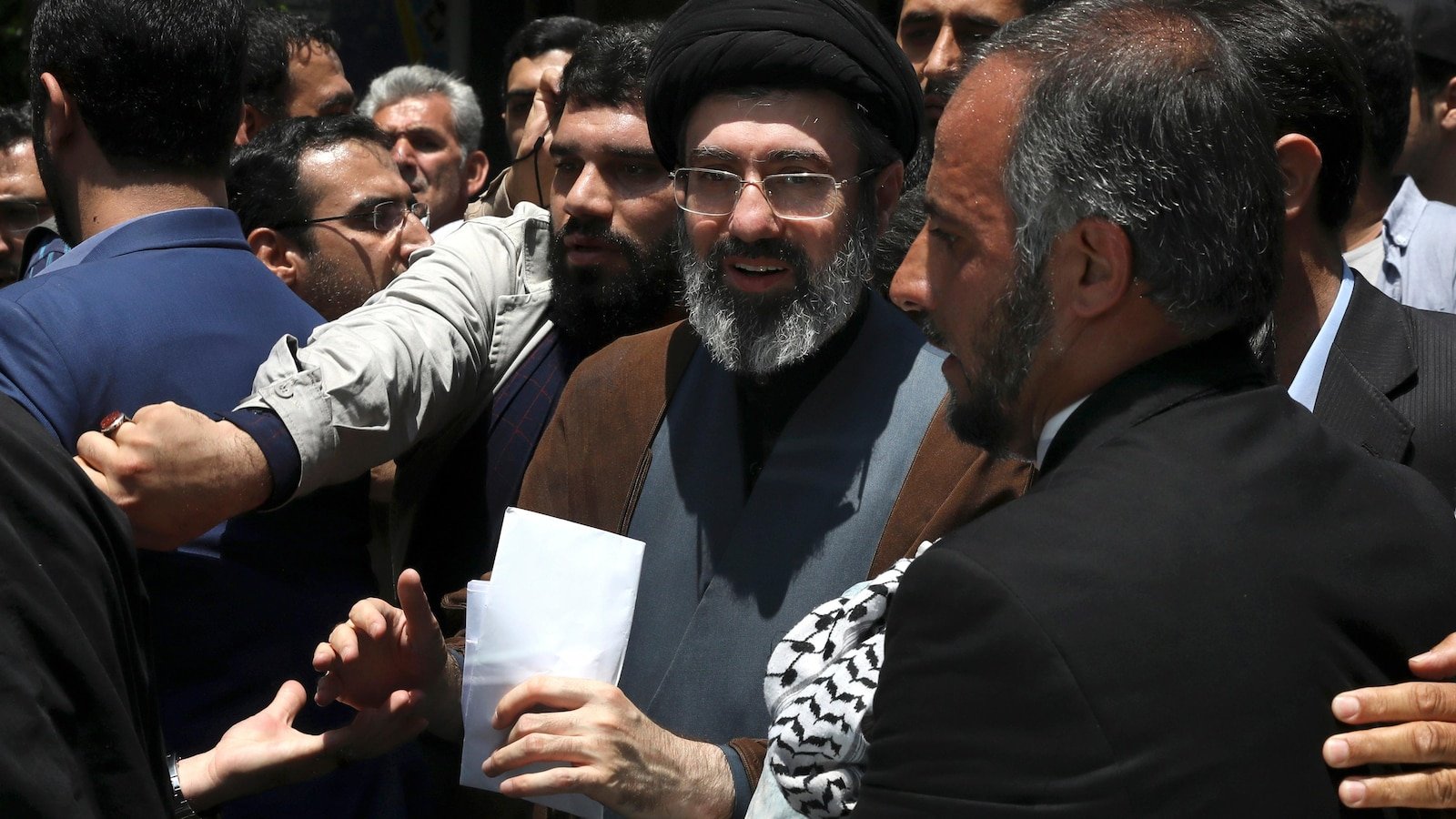 इराणच्या दिवंगत सर्वोच्च नेत्याचा मुलगा या नात्याने, त्याच्या वडिलांच्या उत्तरार्धात संभाव्य उमेदवार काय आहे हे जाणून घ्या