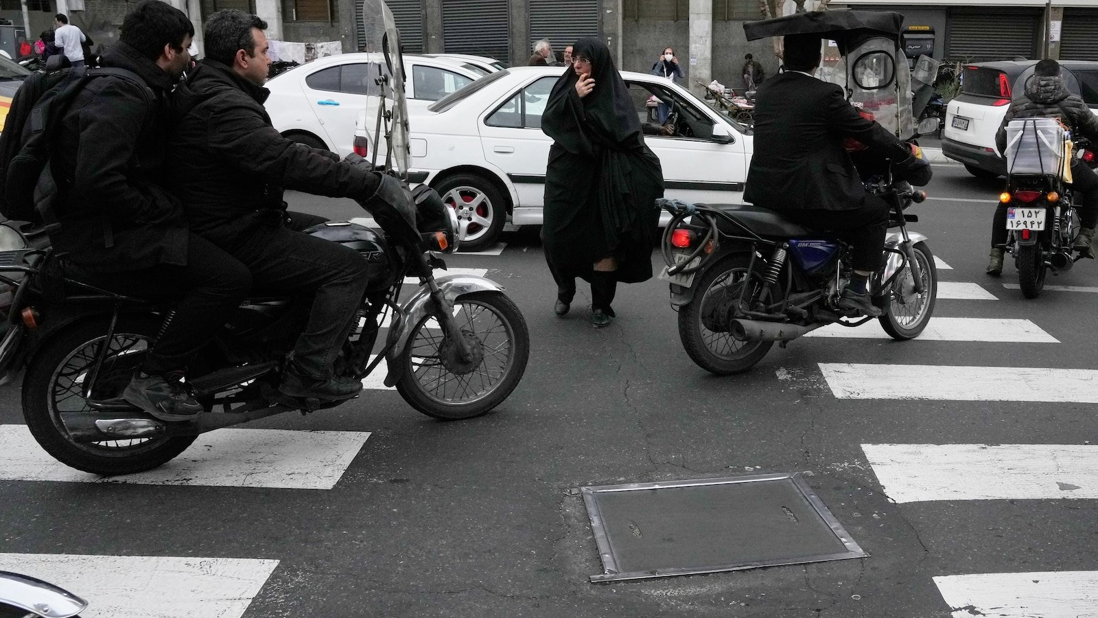 जिनेव्हा चर्चेपूर्वी ट्रम्प यांच्या विरोधात मोठ्या तैनातीच्या पार्श्वभूमीवर इराण मागे हटत आहे