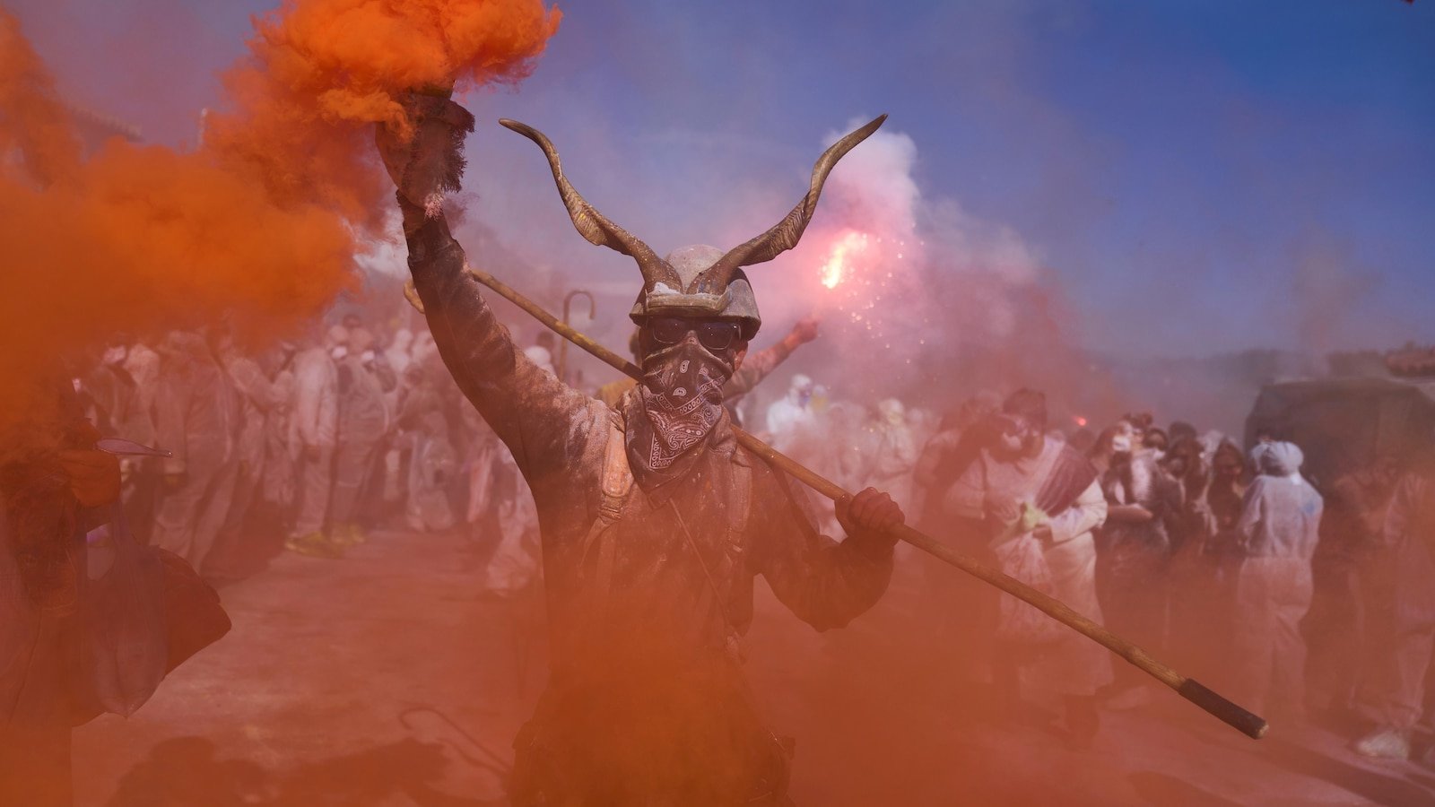 ग्रीक समुद्रकिनारी असलेल्या शहरांमध्ये ‘पिठाची युद्धे’ भडकली कारण भाविक लेंटची सुरुवात साजरी करतात