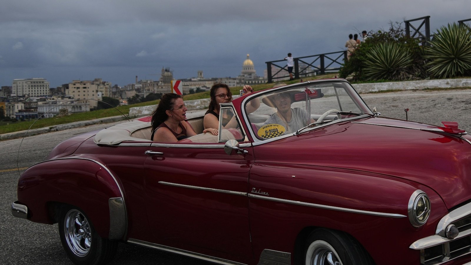 युनायटेड स्टेट्सबरोबरचा वाढता तणाव आणि व्हेनेझुएलाच्या तेलाच्या शिपमेंटमध्ये घट झाल्यामुळे क्युबातील पर्यटनात घट झाली आहे.