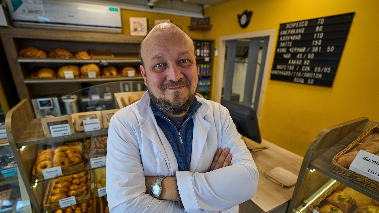 बेकरीपासून ब्युटी शॉप्सपर्यंत, रशियन व्यवसायांना नवीन युद्धकालीन कर धोरणामुळे वेदना जाणवत आहेत