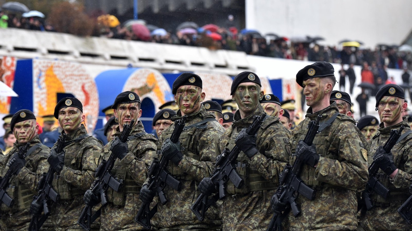 कोसोवोमध्ये स्वातंत्र्याच्या घोषणेच्या वर्धापनदिनानिमित्त हजारो लोकांनी मोर्चा काढला.