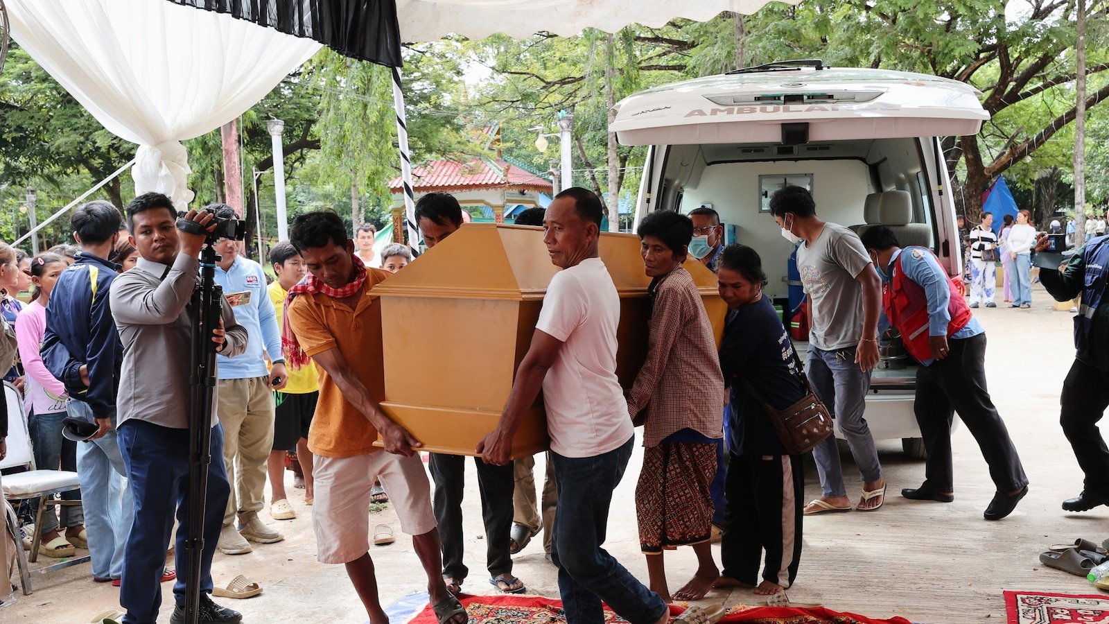 तणाव वाढल्याने कंबोडियाने थायलंडच्या विवादित सीमेवरील गाव रिकामे केले आहे