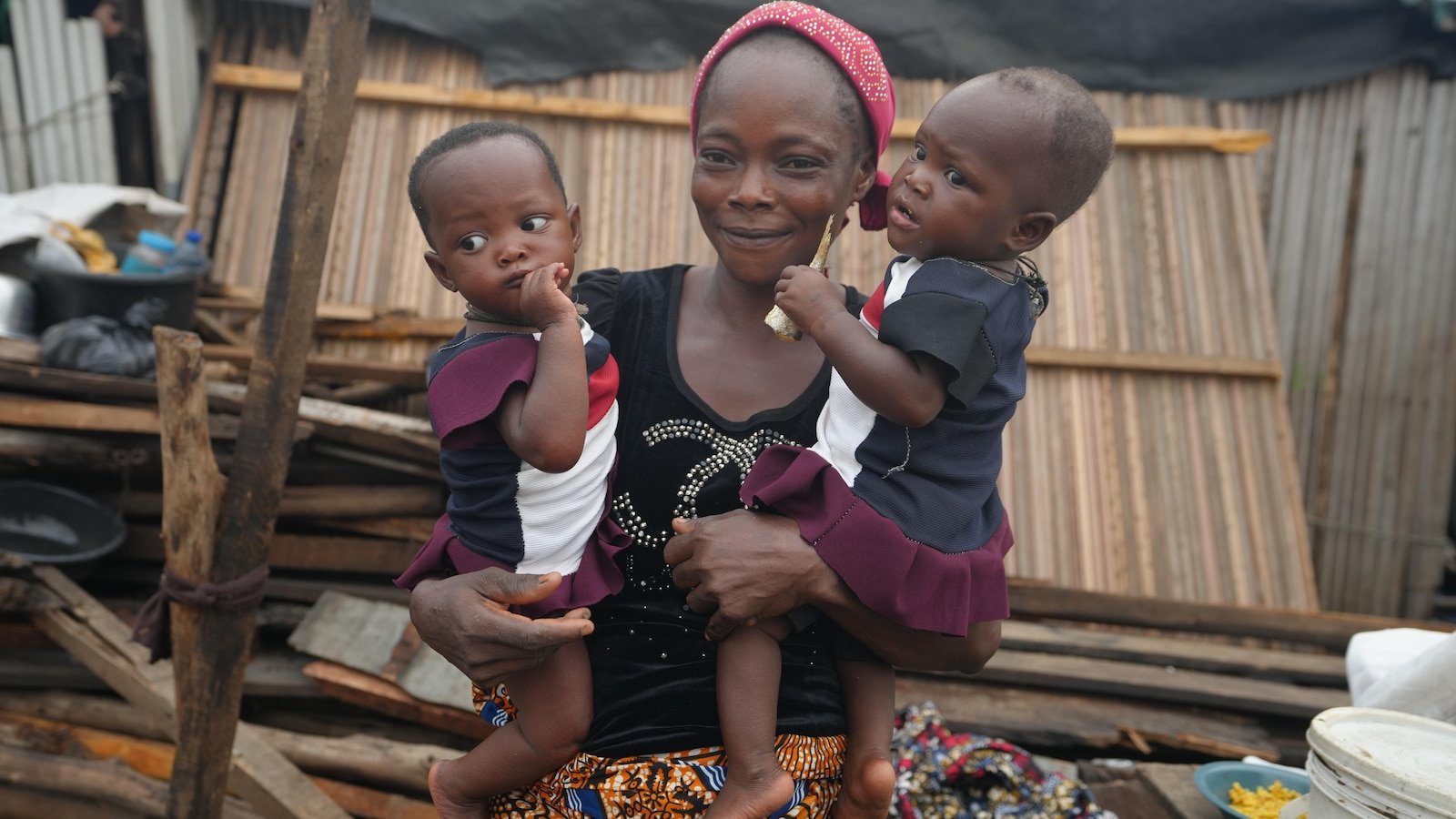 लागोसमधील मोठ्या प्रमाणात स्थलांतरण आता हजारो विस्थापित झाले आहेत, ज्यात कॅनोमध्ये राहणाऱ्या जुळ्या बाळांचा समावेश आहे