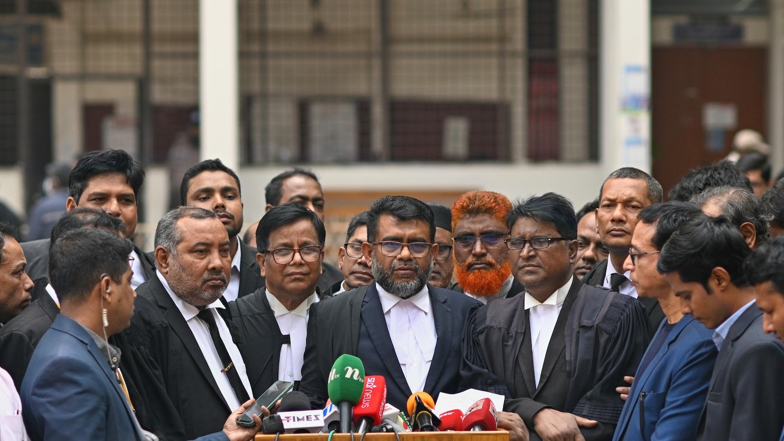 बांगलादेशच्या माजी नेत्या शेख हसीना आणि त्यांच्या ब्रिटीश खासदार भाचीला भ्रष्टाचाराच्या प्रकरणात शिक्षा सुनावण्यात आली आहे