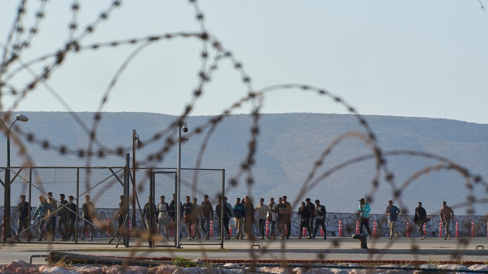 EU बाहेर स्थलांतरित निर्वासन केंद्रे स्थापन करण्यासाठी ग्रीस इतर 4 युरोपीय देशांसोबत काम करत आहे