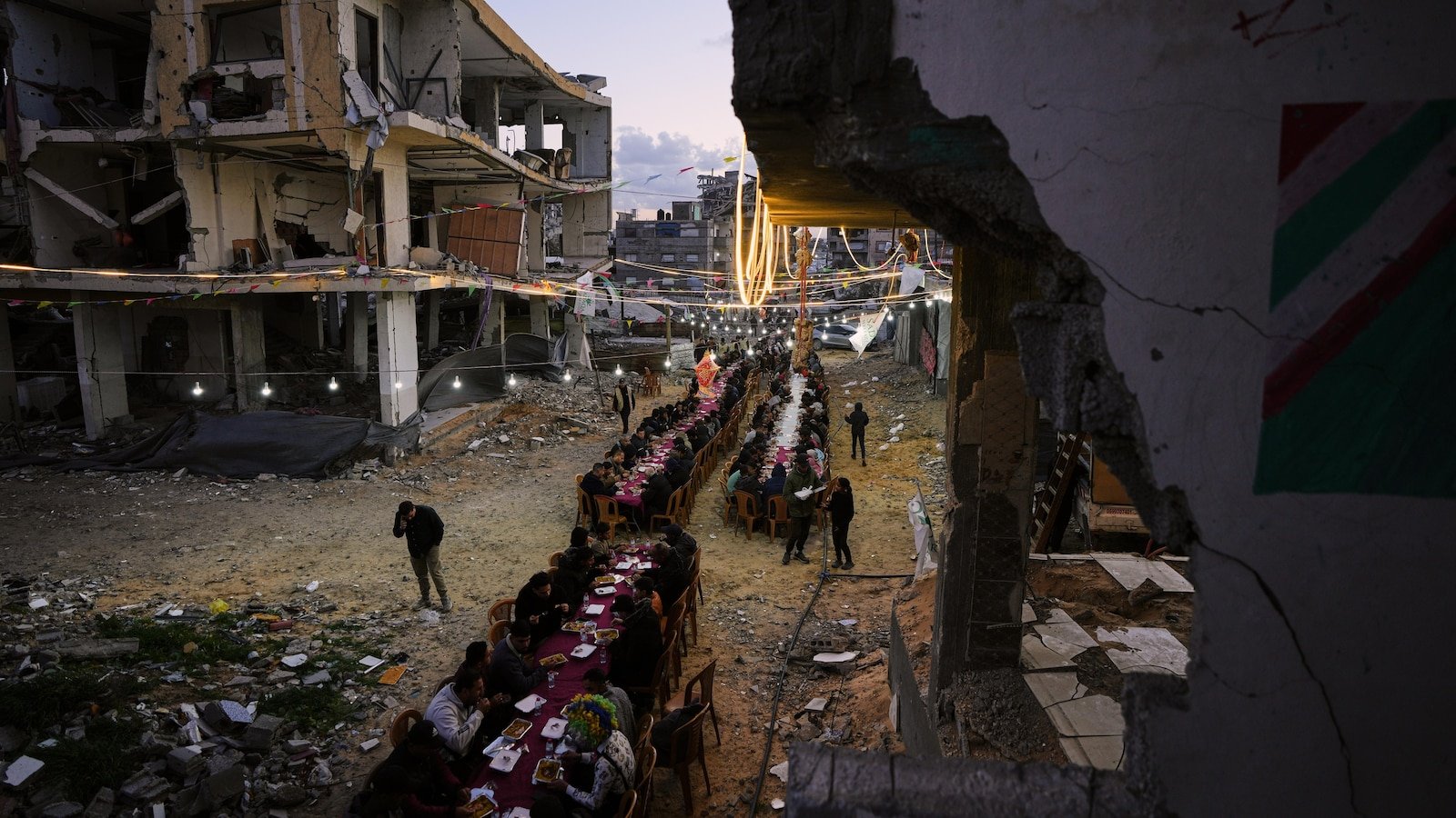 गाझा युद्धबंदीला थोडा वेग आला. आता, काहींना भीती वाटते की नवीन युद्ध जगाचे लक्ष विचलित करेल