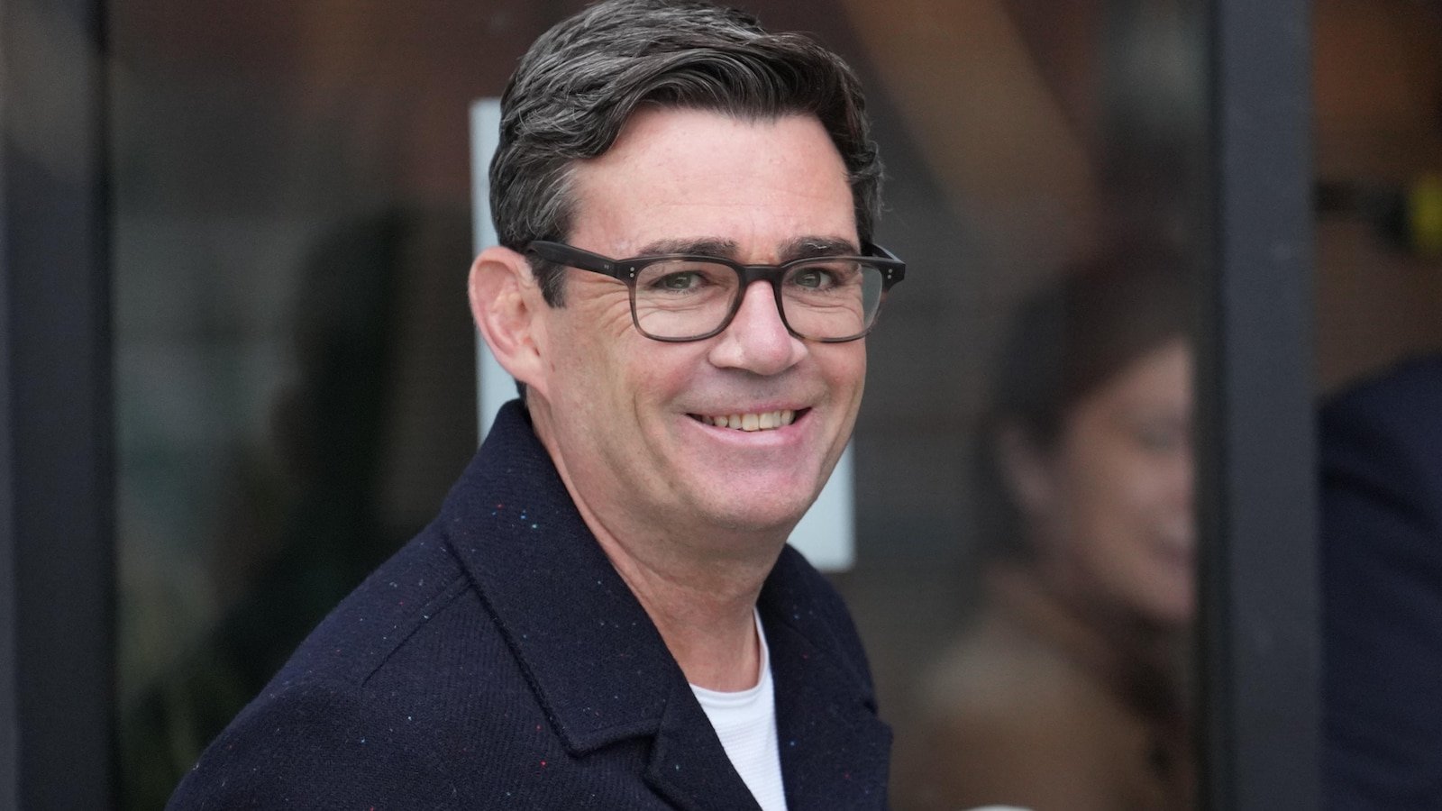 लोकप्रिय महापौरपदाच्या निवडणुकीपासून रोखल्यानंतर यूकेच्या लेबर पार्टीमध्ये संघर्ष सुरू आहे