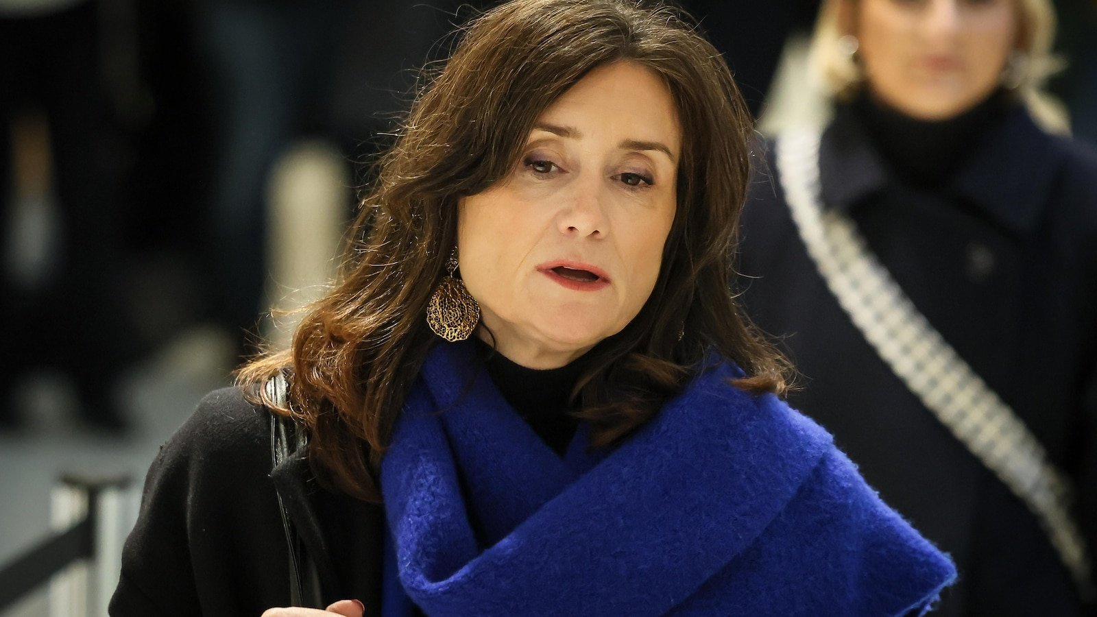 फ्रेंच खासदाराने MDMA सह ड्रगिंग केल्याचा आरोप असलेल्या माजी सिनेटरच्या खटल्यात झालेल्या आघाताचे वर्णन केले.