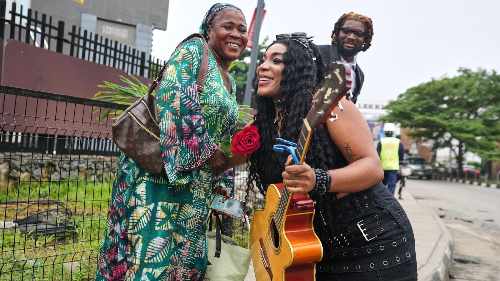 लागोसच्या गजबजाटाने लोकांनी थांबावे आणि प्रेम अनुभवावे अशी नायजेरियन रॉक कलाकाराची इच्छा आहे