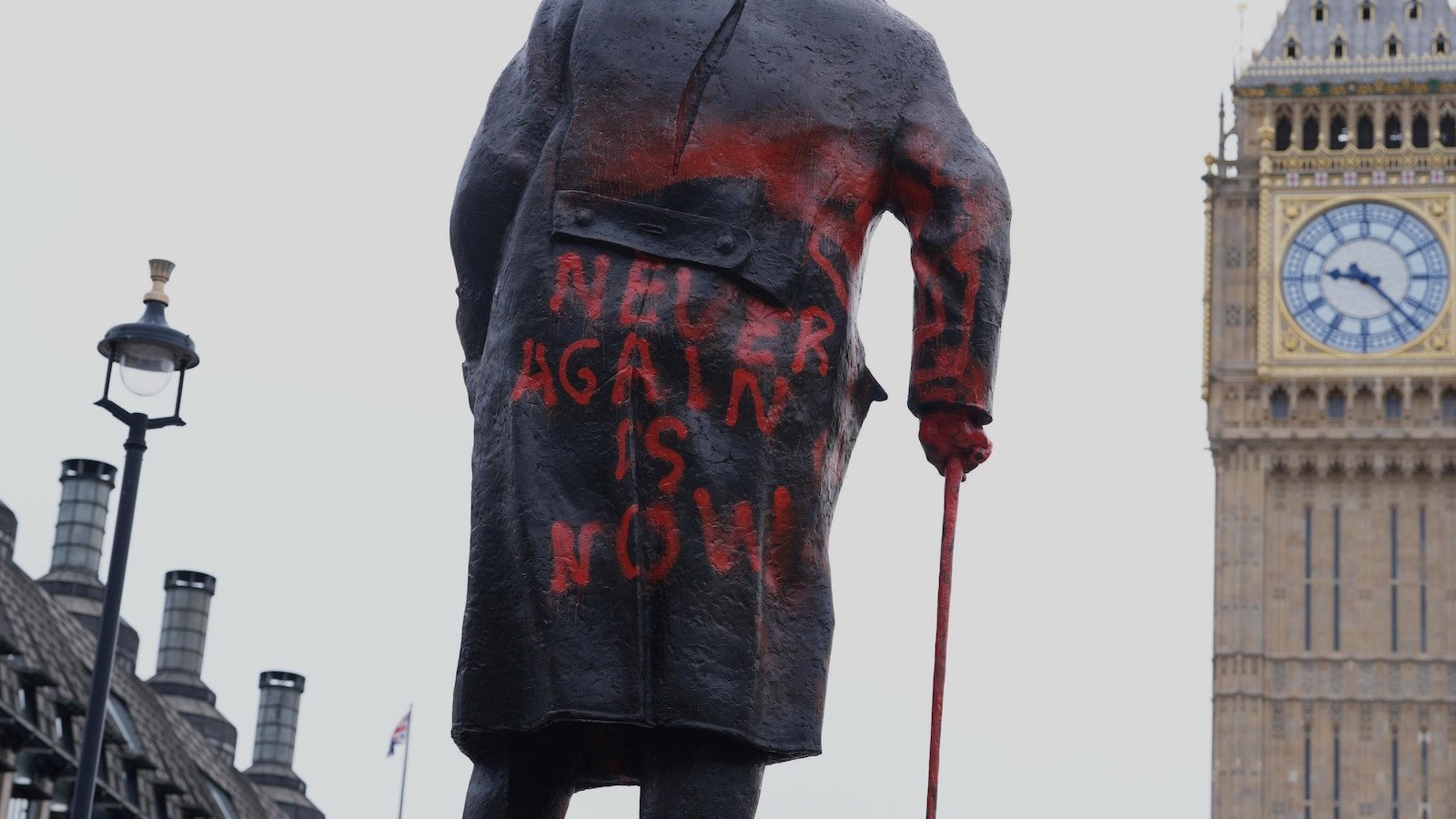 लंडनमधील चर्चिलच्या पुतळ्याची पॅलेस्टिनी समर्थक भित्तिचित्रांनी विटंबना केल्यानंतर एका संशयिताला अटक करण्यात आली आहे.