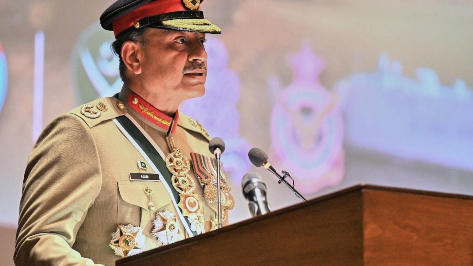 सौदी अरेबियाने संरक्षण करारानंतर पाकिस्तानच्या सर्वात शक्तिशाली लष्करप्रमुखाला सर्वोच्च राष्ट्रीय सन्मानाने सन्मानित केले आहे