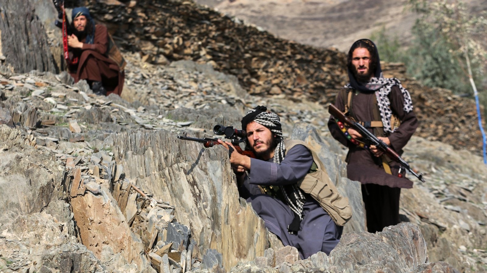 पाकिस्तान आणि अफगाणिस्तानने अथक लढाईत एकमेकांचे डझनभर सैनिक मारल्याचा दावा केला आहे