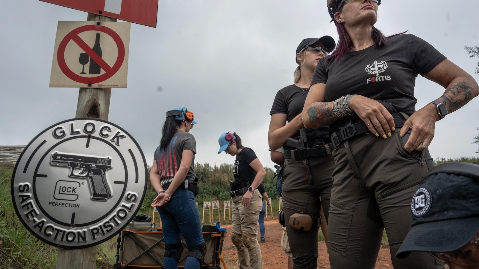 दक्षिण आफ्रिकेतील महिला लैंगिक हिंसाचारापासून संरक्षण करण्यासाठी बंदुका आणि मार्शल आर्टचा अवलंब करतात