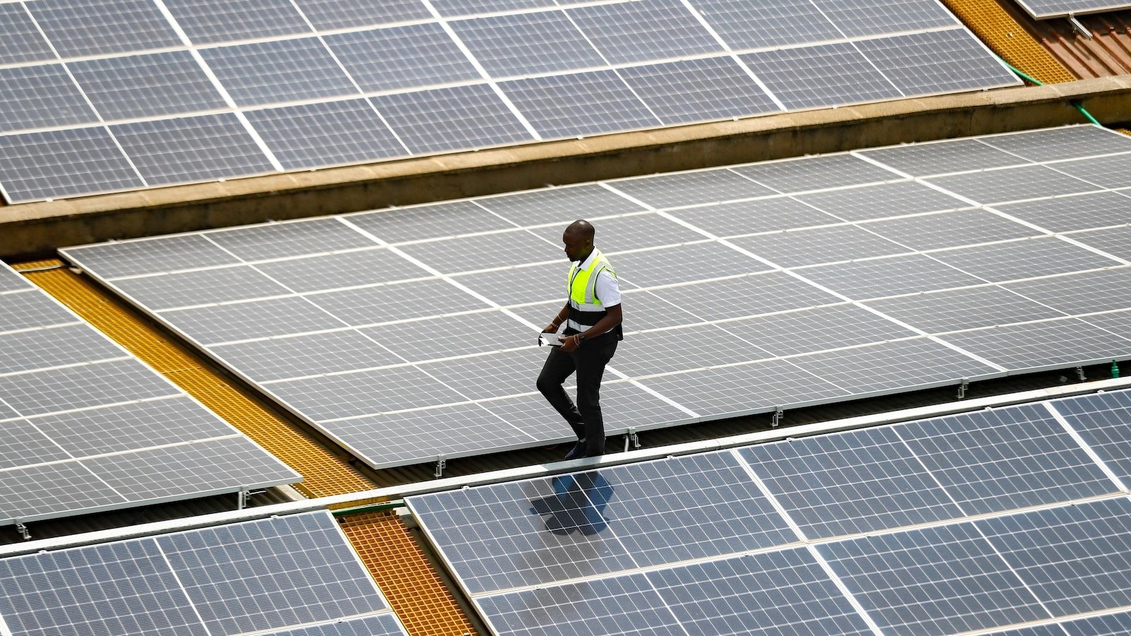 अहवालानुसार, आफ्रिका सौर ऊर्जेच्या वाढीमध्ये आघाडीवर आहे कारण मागणी पारंपारिक बाजारपेठांच्या पलीकडे पसरते