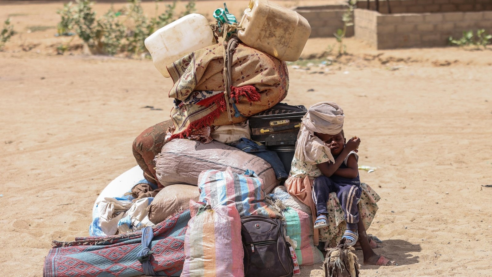 सैनिकांनी आपल्या हद्दीत प्रवेश केल्यानंतर चाडने सुदानची सीमा बंद केली