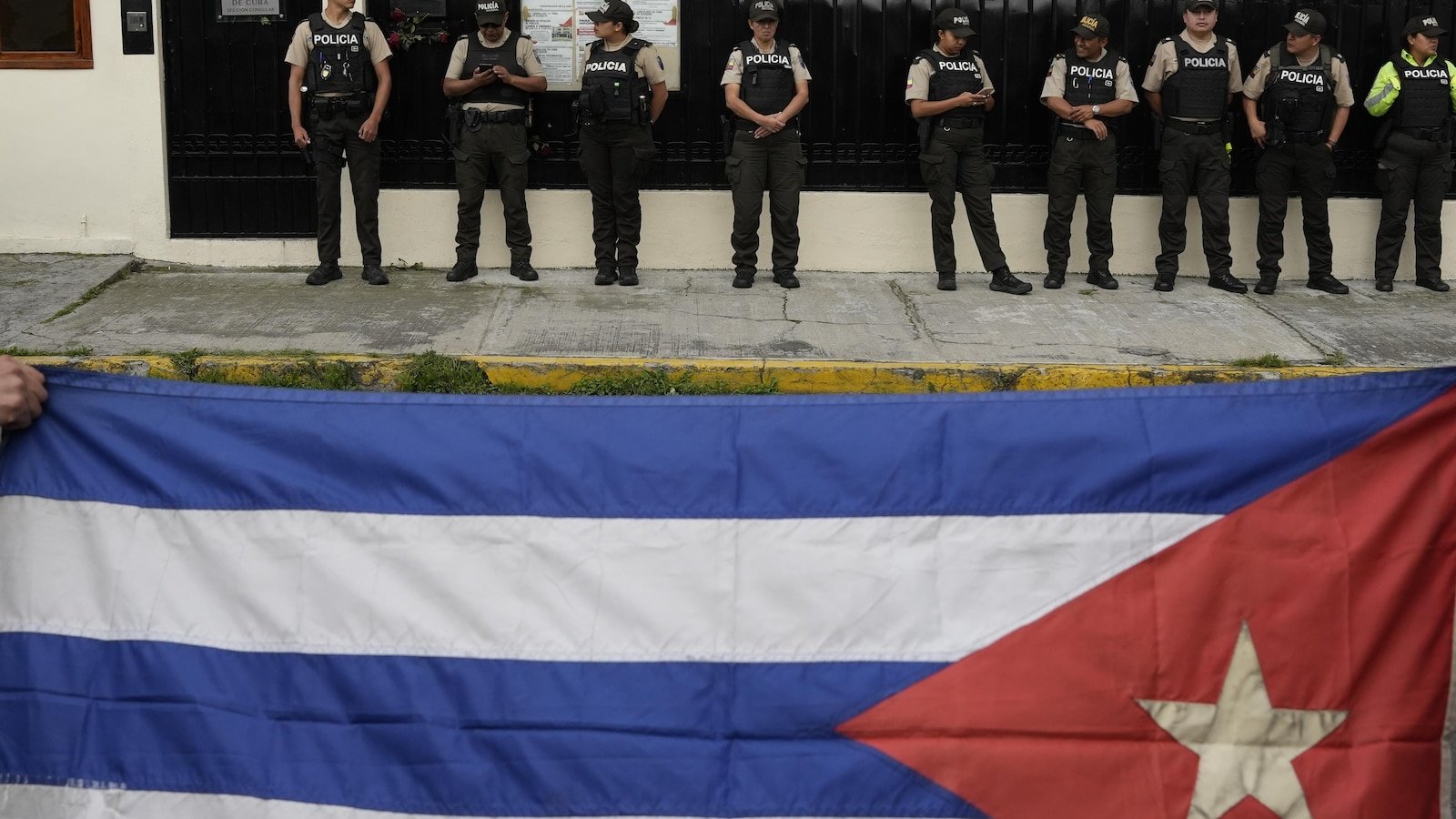 इक्वेडोरने आपल्या मुत्सद्दींना हाकलून दिल्याने क्युबाने क्विटो दूतावास बंद केला