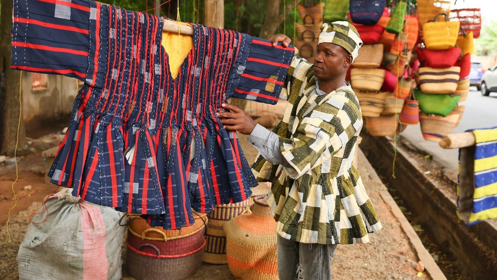 अधिक घानावासीयांनी त्यांच्या राष्ट्रपतींची खिल्ली उडवल्यानंतर सांस्कृतिक पोशाख घातला आहे