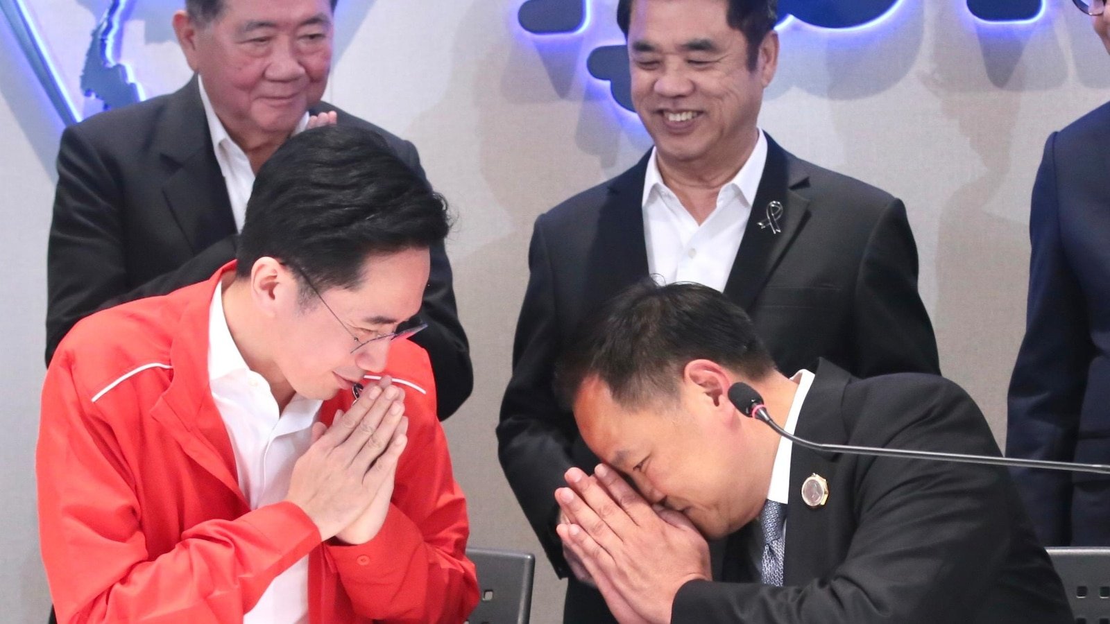 थायलंडचा सत्ताधारी पुराणमतवादी पक्ष नवीन युती सरकार स्थापन करण्याच्या जवळ पोहोचला आहे