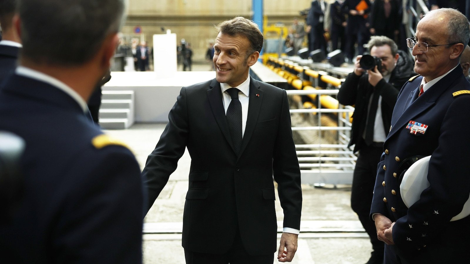 मॅक्रॉनने फ्रान्सच्या अणुऊर्जेवर चालणाऱ्या विमानवाहू जहाजाला भूमध्य समुद्रात पाठवण्याचे आदेश दिले