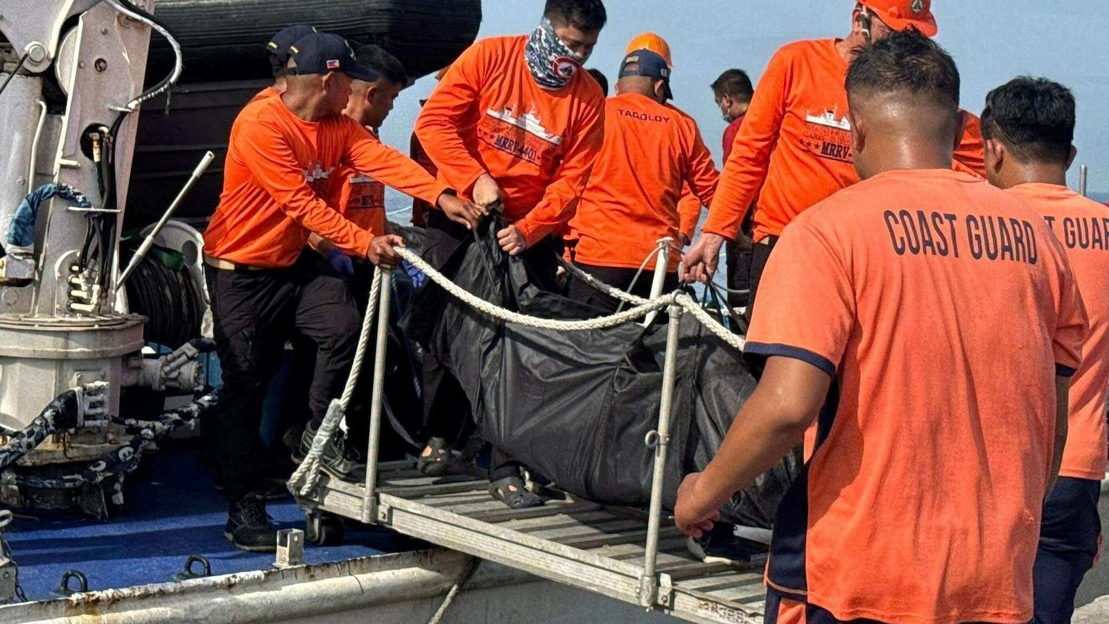 फिलीपीन कंपनीच्या प्रवासी जहाजांच्या ताफ्यात एक फेरी उलटल्याने किमान 18 लोकांचा मृत्यू झाला.