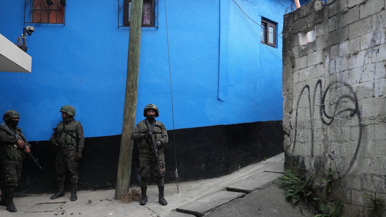 ग्वाटेमालाने 10 पोलिसांच्या हत्येनंतर क्रॅकडाउन सुरू केल्यानंतर आणीबाणीचे अधिकार संपवले आहेत