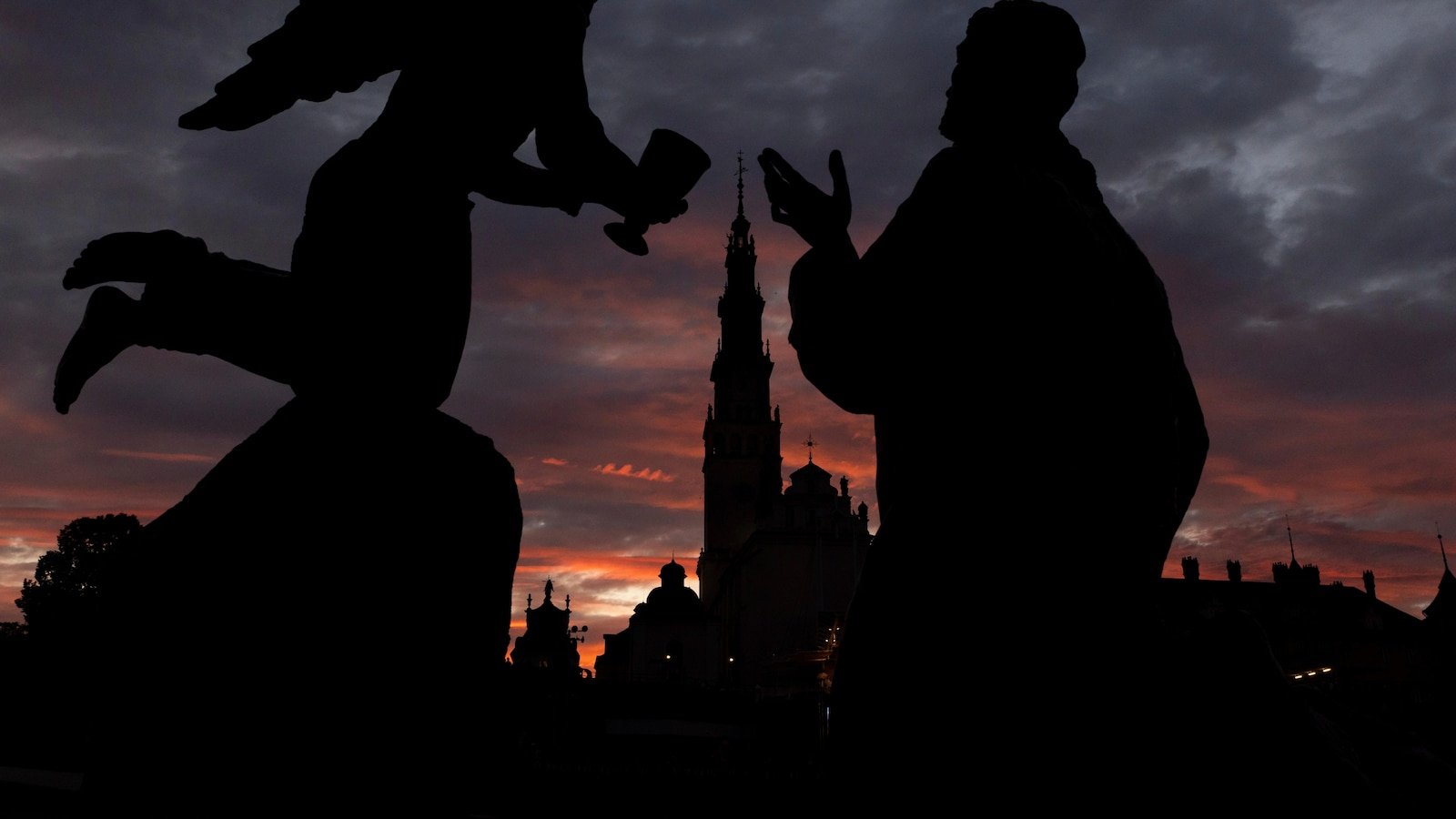 याजकांद्वारे बाल शोषणाच्या आरोपांची तक्रार करण्यास विलंब केल्याबद्दल पोलिश बिशपवर खटला सुरू आहे