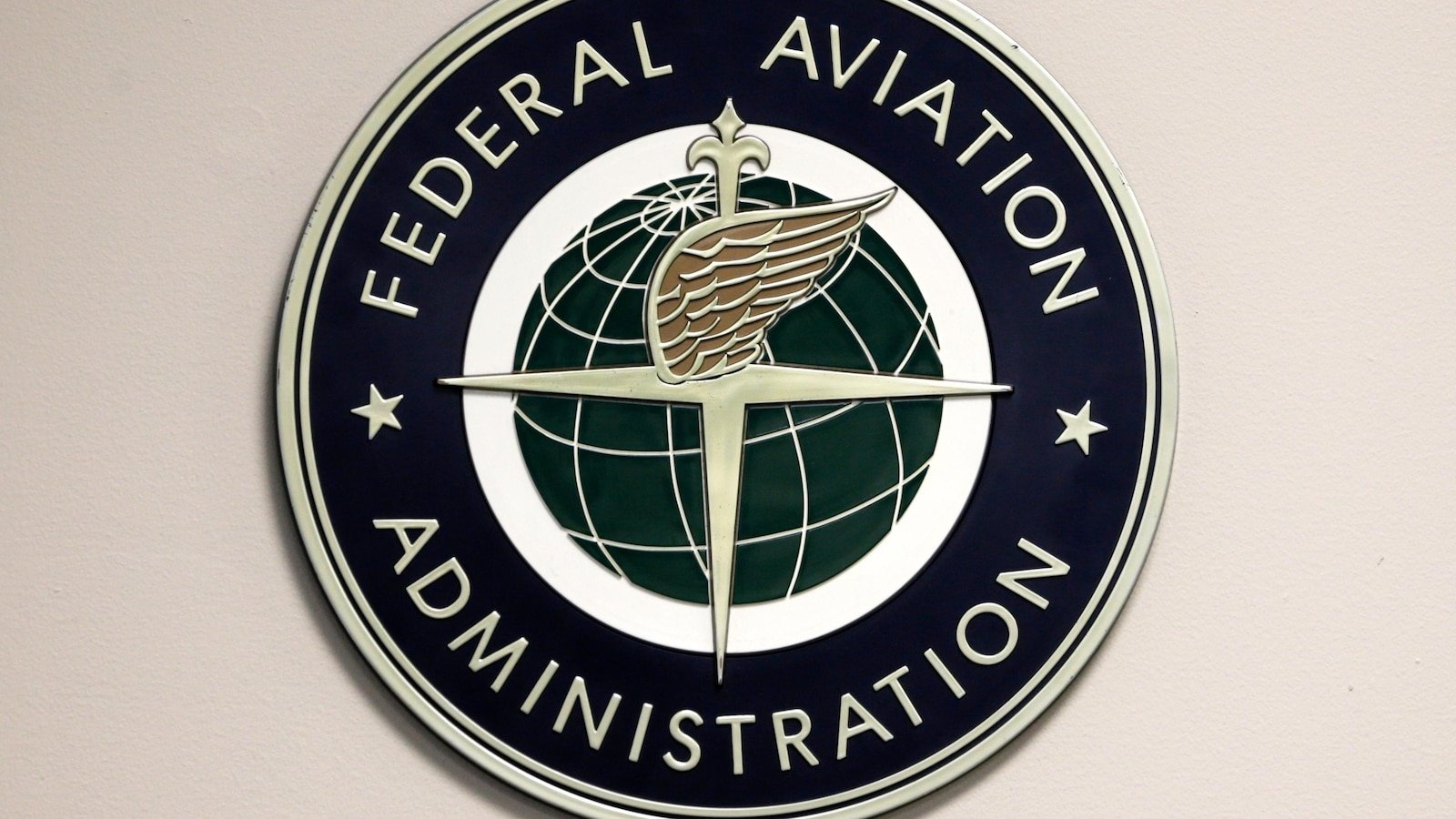 छोट्या विमानाचे हडसन नदीत इमर्जन्सी लँडिंग, 2 लोक पोहून सुरक्षित पोहोचले