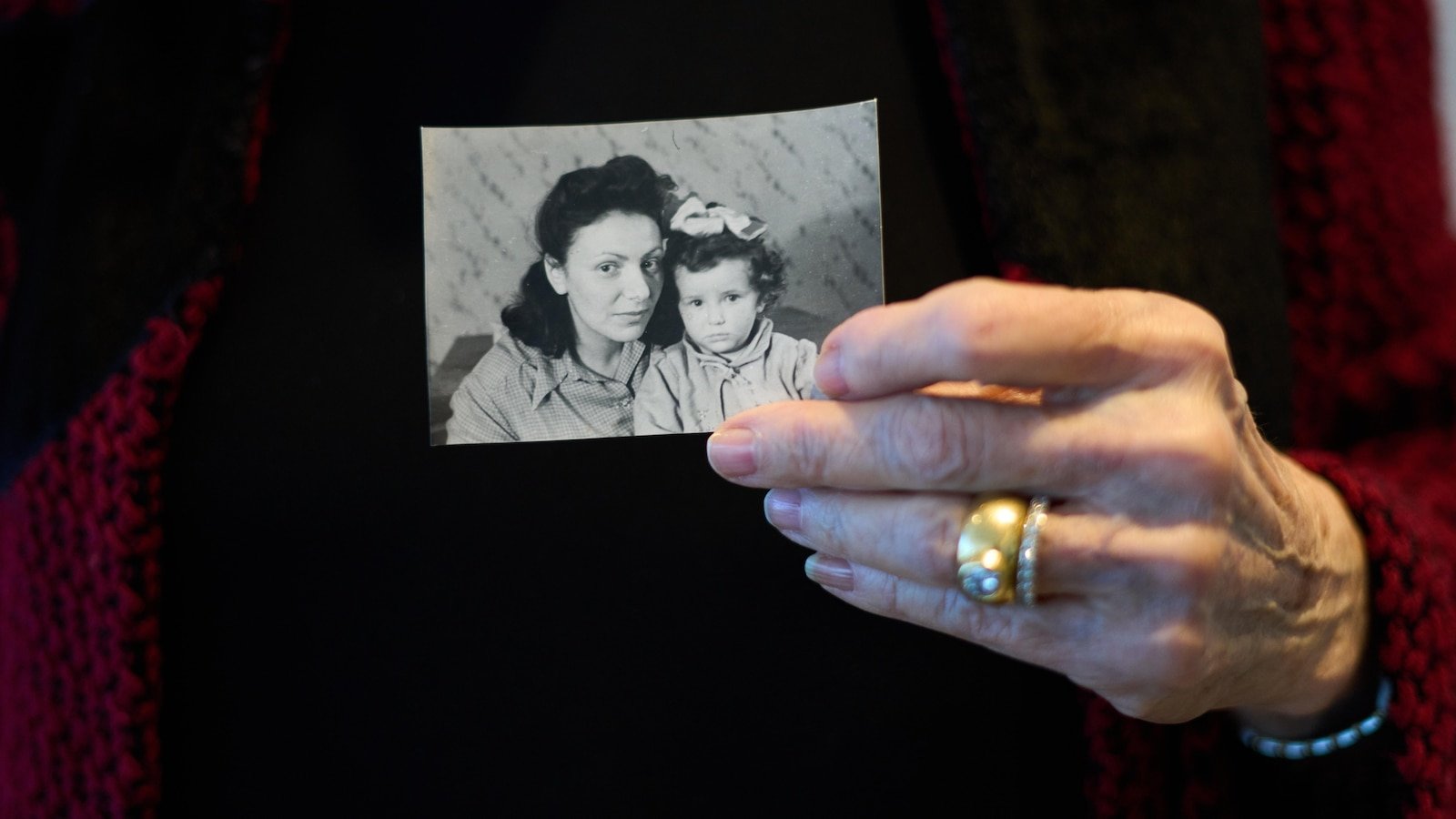 एकाग्रता शिबिरात जन्मलेली एक होलोकॉस्ट वाचलेली व्यक्ती तिची कथा शेअर करते