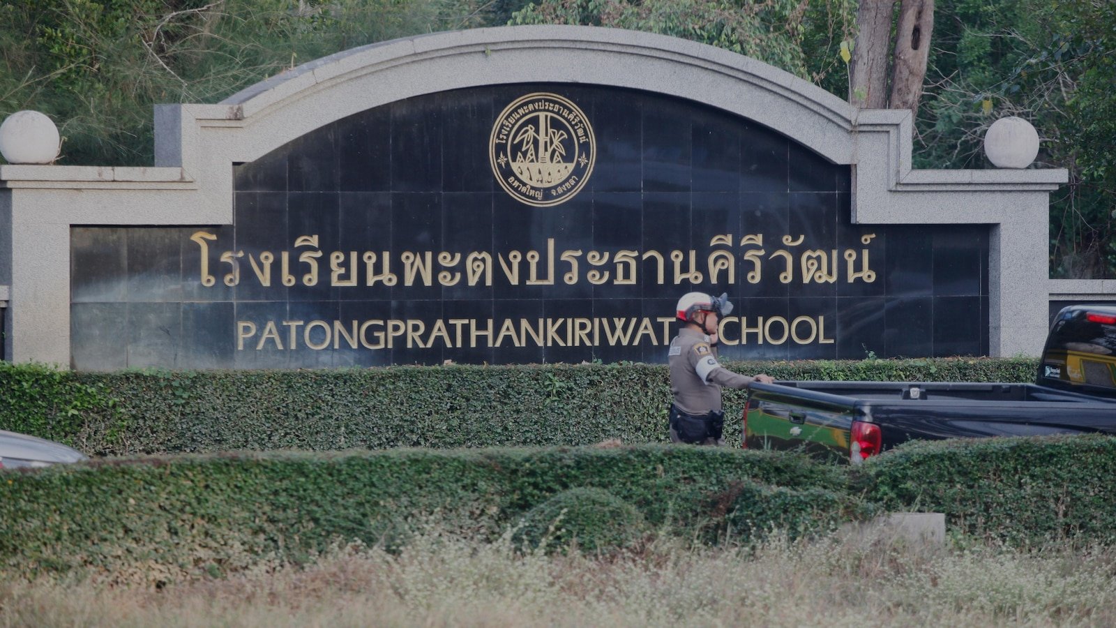 थायलंडमधील शाळेत विद्यार्थी आणि शिक्षकांना ओलीस ठेवल्यानंतर बंदुकधारी व्यक्तीला अटक