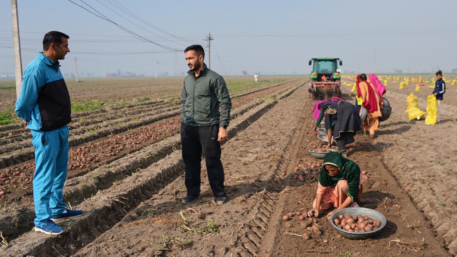 ऑटोमेटेड फार्म ट्रॅक्टरपासून परीक्षेच्या पेपर ग्रेडिंगपर्यंत, एआय भारतातील कोणत्याही गोष्टीसाठी कार्यक्षमता वाढवते