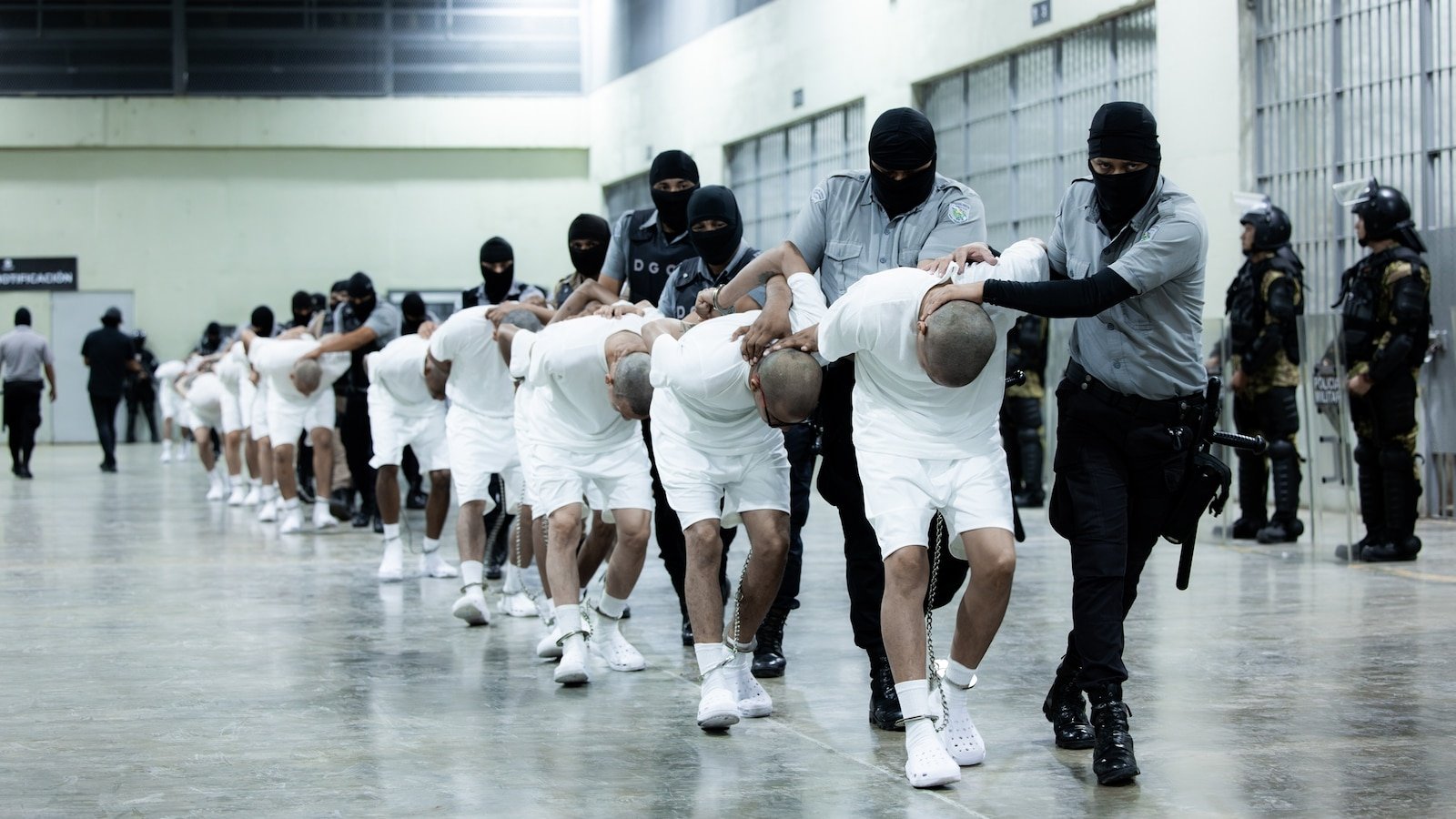 न्यायाधीशांनी प्रशासनाला AEA अंतर्गत अल साल्वाडोर तुरुंगात निर्वासित स्थलांतरितांना परत पाठवण्याची योजना सादर करण्याचे आदेश दिले.